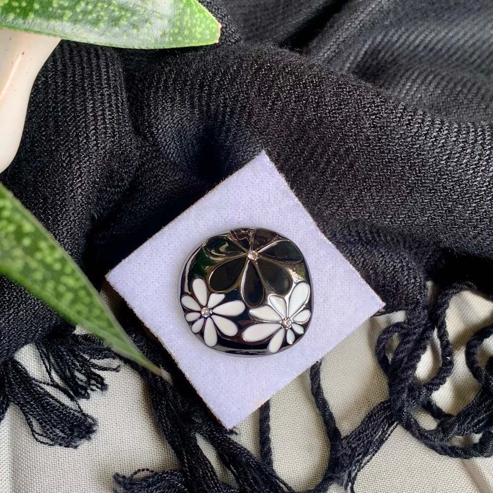 Large daisy circle ring